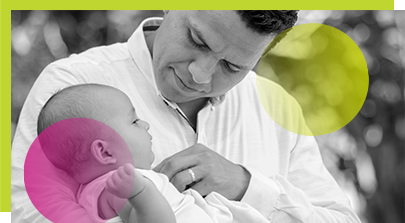 Ein Vater hält sein Baby in den Armen