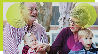 Großmutter Und Großvater Halten Kind Auf Dem Schoß