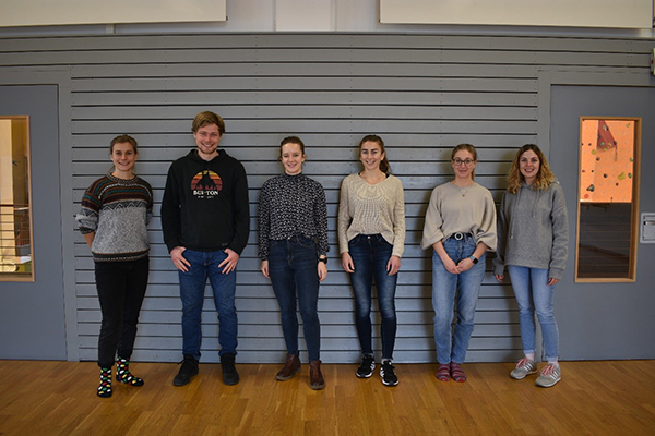 Abbildung 1: Gruppenbild der Seminargruppe mit Laura Klocker, Projektmanagerin (ganz rechts)