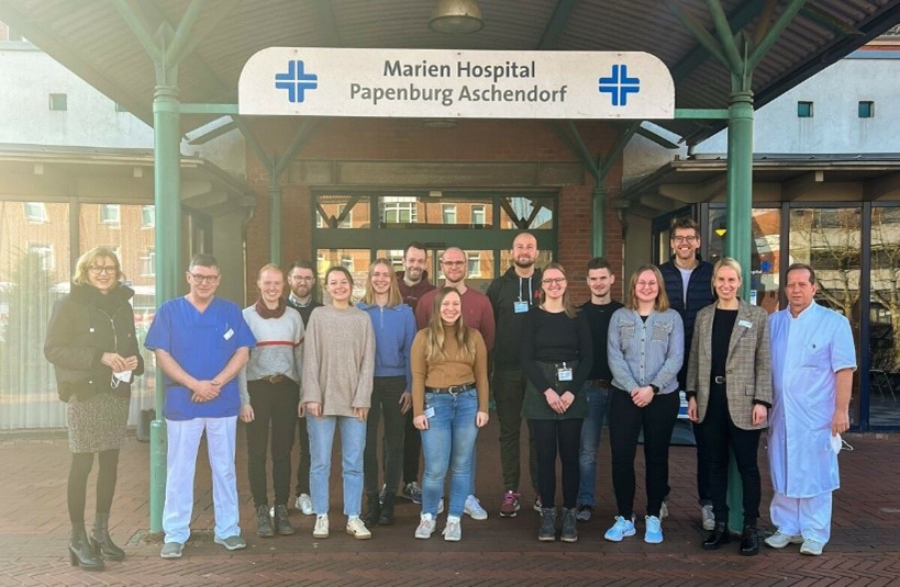 Abbildung 1: Foto: Teilnehmende der Frühjahrsakademie im Marien Hospital Papenburg (Foto: Landkreis Emsland)