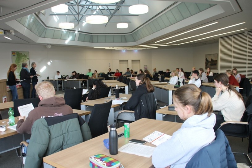 Abbildung 2: Rund 40 Jugendliche aus der Region nahmen am TMS-Simulationskursus im Meppener Kreishaus teil. (Foto: Landkreis Emsland)