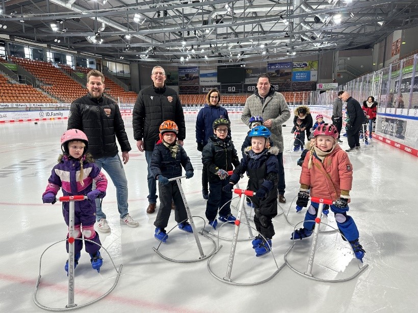 Abbildung 3: (hinten, v.l.n.r) Simon Drühmel (Grizzlys Wolfsburg), Frank Müller (1. Vorsitzender Young Grizzlys Wolfsburg), Janine Ahrends (Fachbereich Gesundheit, LK Gifhorn) und Landrat Tobias Heilmann. In der vorderen Reihe einige Kinder der Ev. Kita Bleiche. Foto: Landkreis Gifhorn