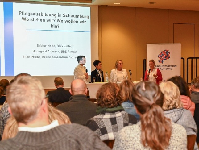 „Was gelingt schon gut, worin liegen Chancen für die Zukunft der Pflegeausbildung?“: Darüber kamen Julian Ebert (Gesundheitsregion Schaumburg), Sabine Nolte und Hildegard Ahmann (Berufsbildende Schulen Rinteln) und Silke Priebe (Kreisaltenzentrum Schaumburg) mit den Gästen ins Gespräch.