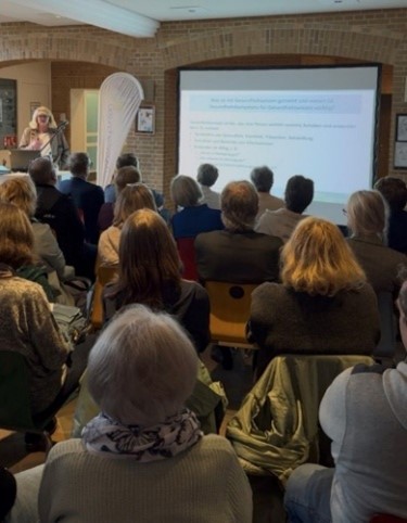 Frau Dr. Seidel begeistert die Teilnehmenden mit einem Impulsvortrag, Bild: Sarah Hackmann, LK Diepholz