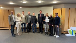 Die Umsetzer:innen von „EmslandCare“ freuen sich über den Startschuss für das Projekt, darunter Landrat Marc-André Burgdorf (4.v.r.) und Dr. Sigrid Kraujuttis (2.v.l.), HVB-Sprecher Helmut Knurbein (3.v.l.) und Christoph Schwerdt (4.v.l) sowie Wolfgang H