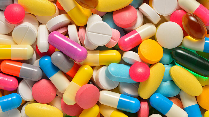 Viele verschiedenartige Tabletten und Pillen