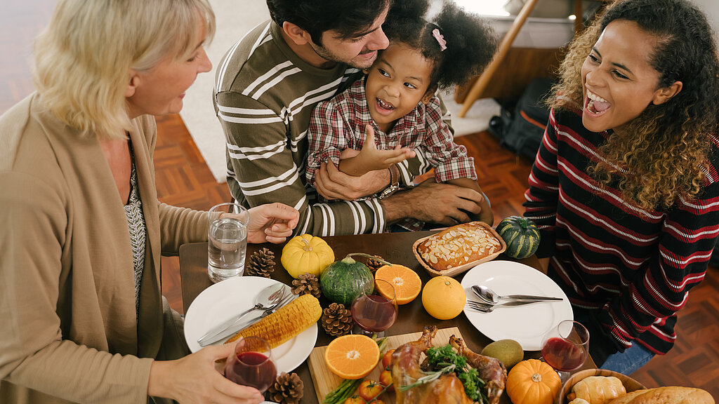 Eine Familie isst zusammen