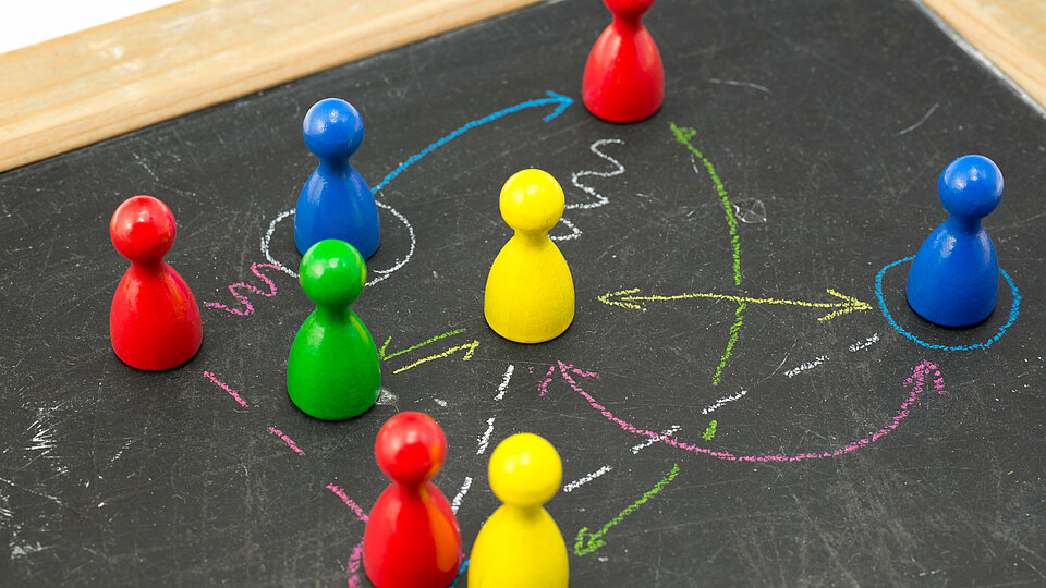 Verschiedene Spielfiguren auf einer Tafel