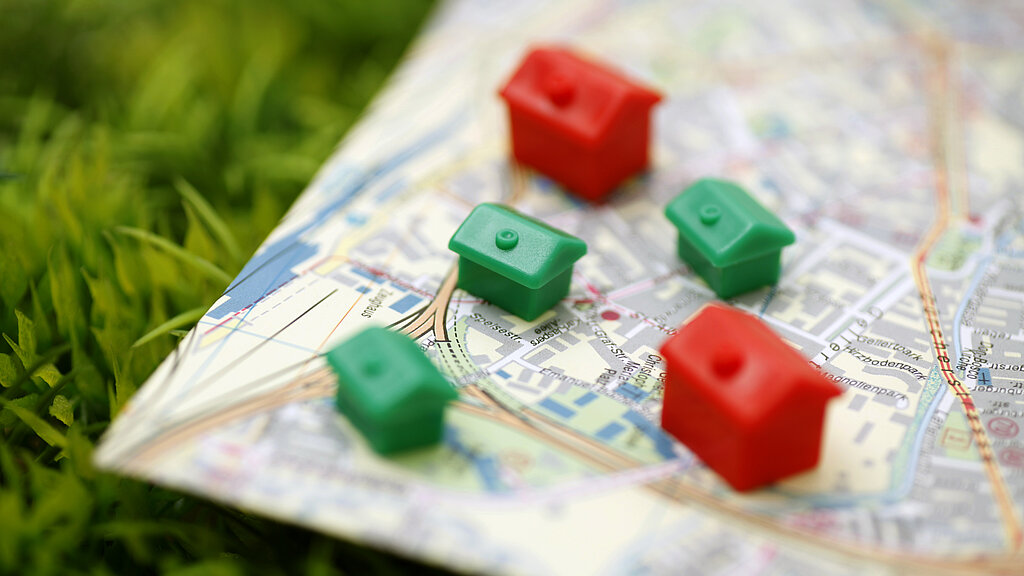Monopoly-Häuser auf einer Landkarte
