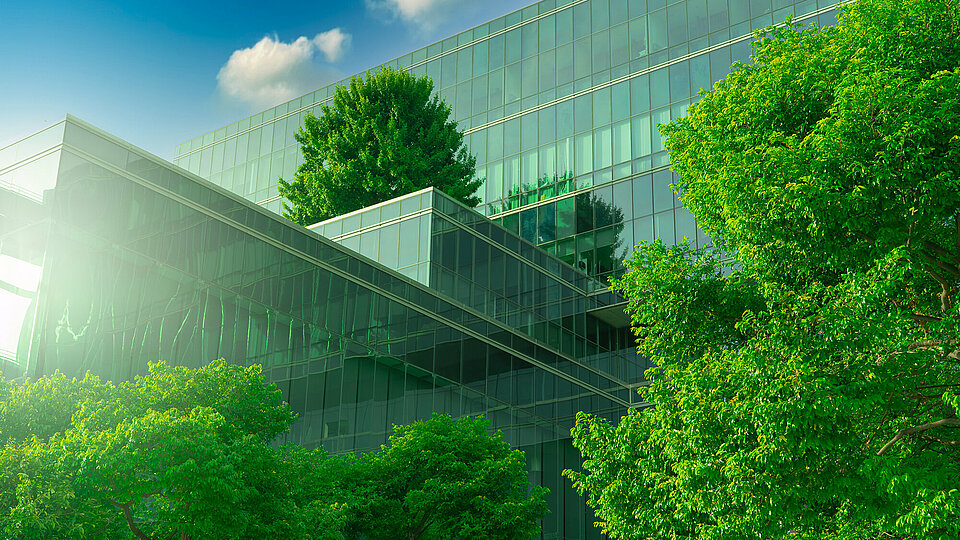 Grün bewachsenes Bürogebäude