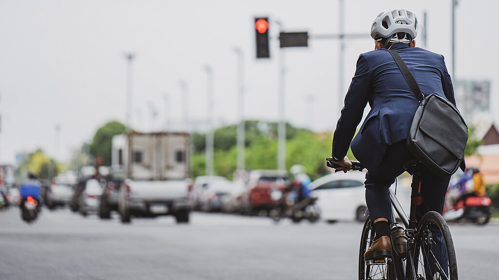 Ein Mann fährt auf dem Fahrrad zur Arbeit