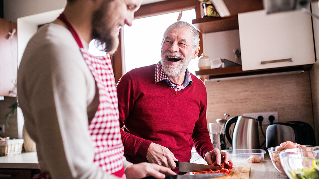 Ein Mann und ein älterer Mann kochen zusammen