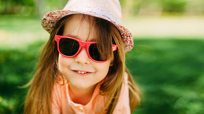 Mädchen mit Sonnenbrille