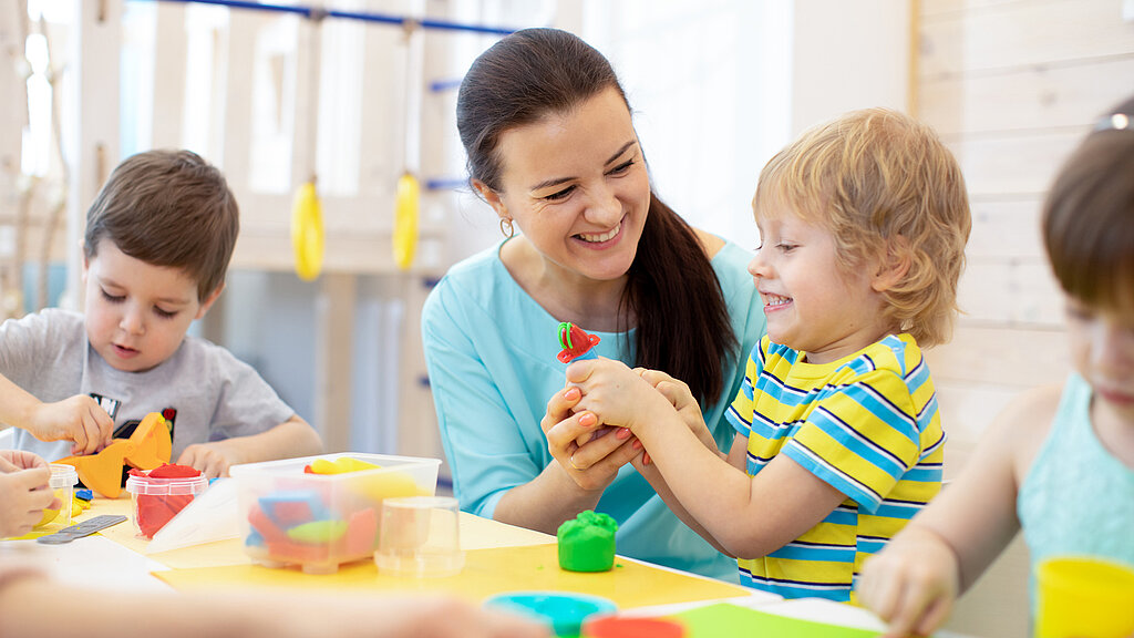 Eine Betreuerin kümmert sich um Kinder