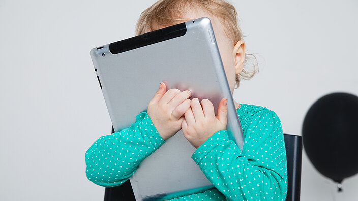 Kleinkind mit iPad