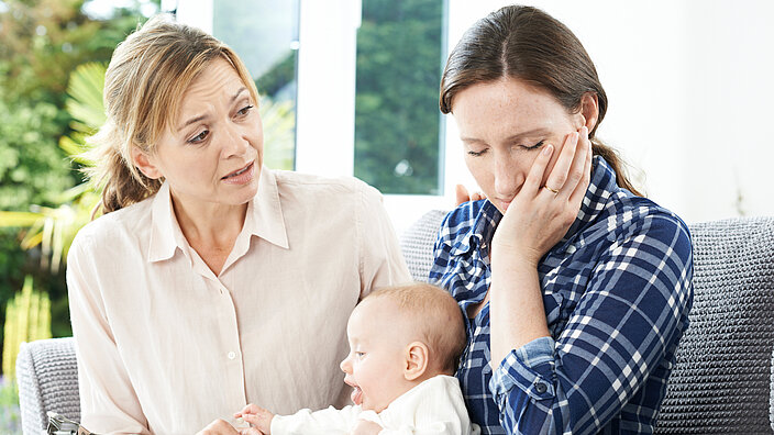 Zwei Frauen und ein Baby