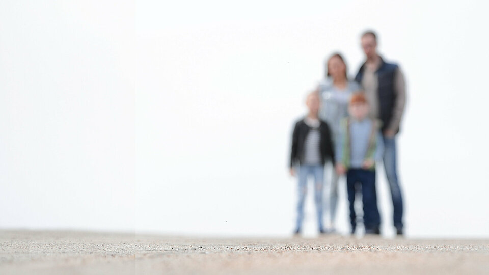 verschwommenes Bild einer Familie mit zwei Kindern