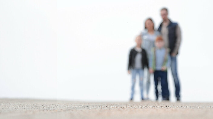 verschwommenes Bild einer Familie mit zwei Kindern